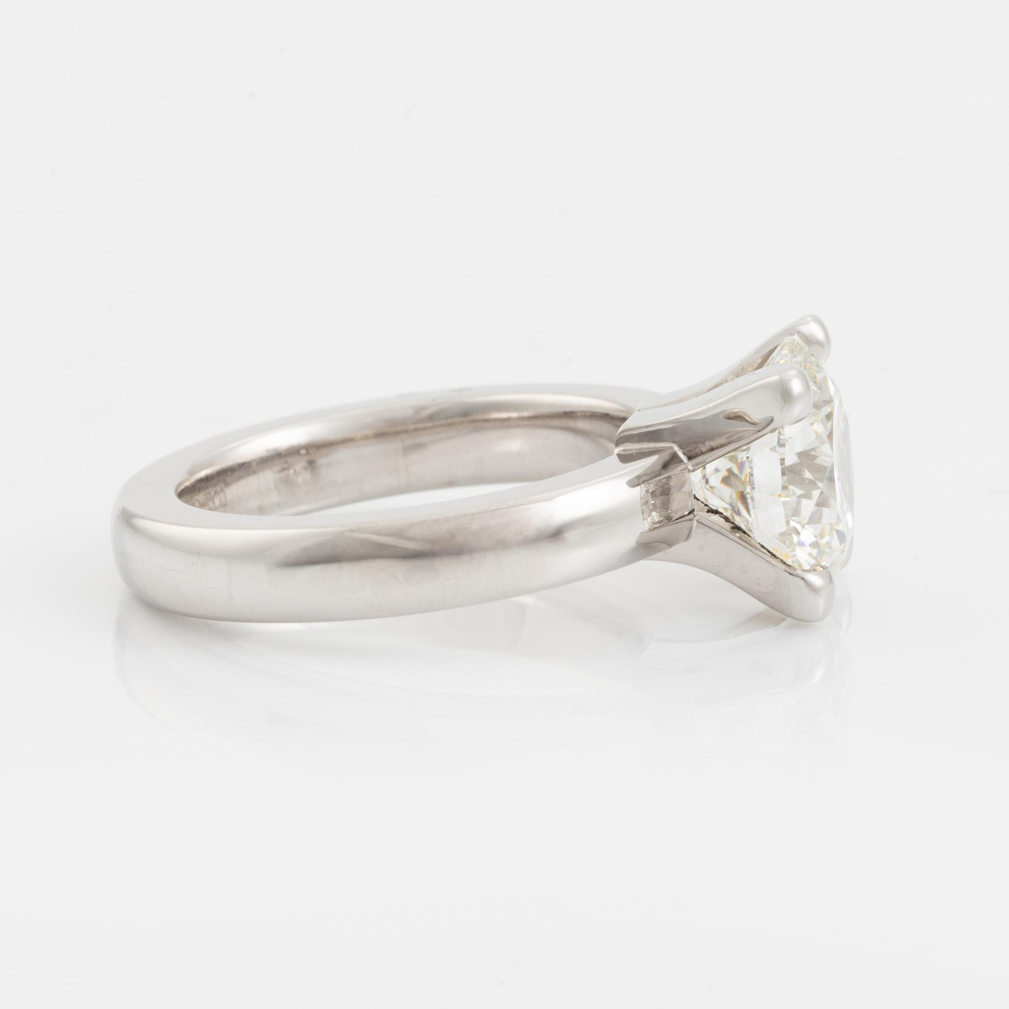 An 18K white gold ring set with a round brilliant-cut diamond.