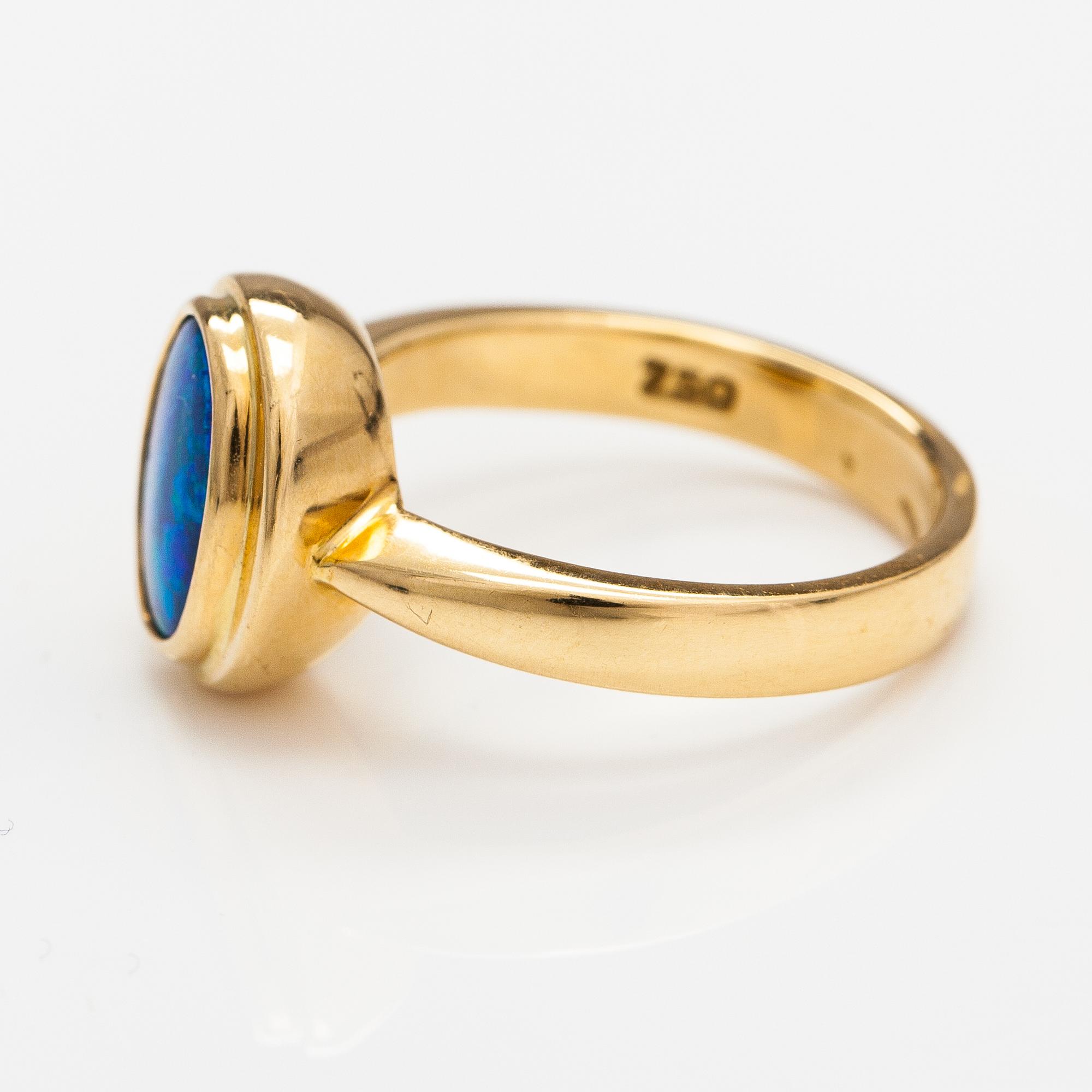 Ring, 18K guld och svart opal ca 1.35 ct.