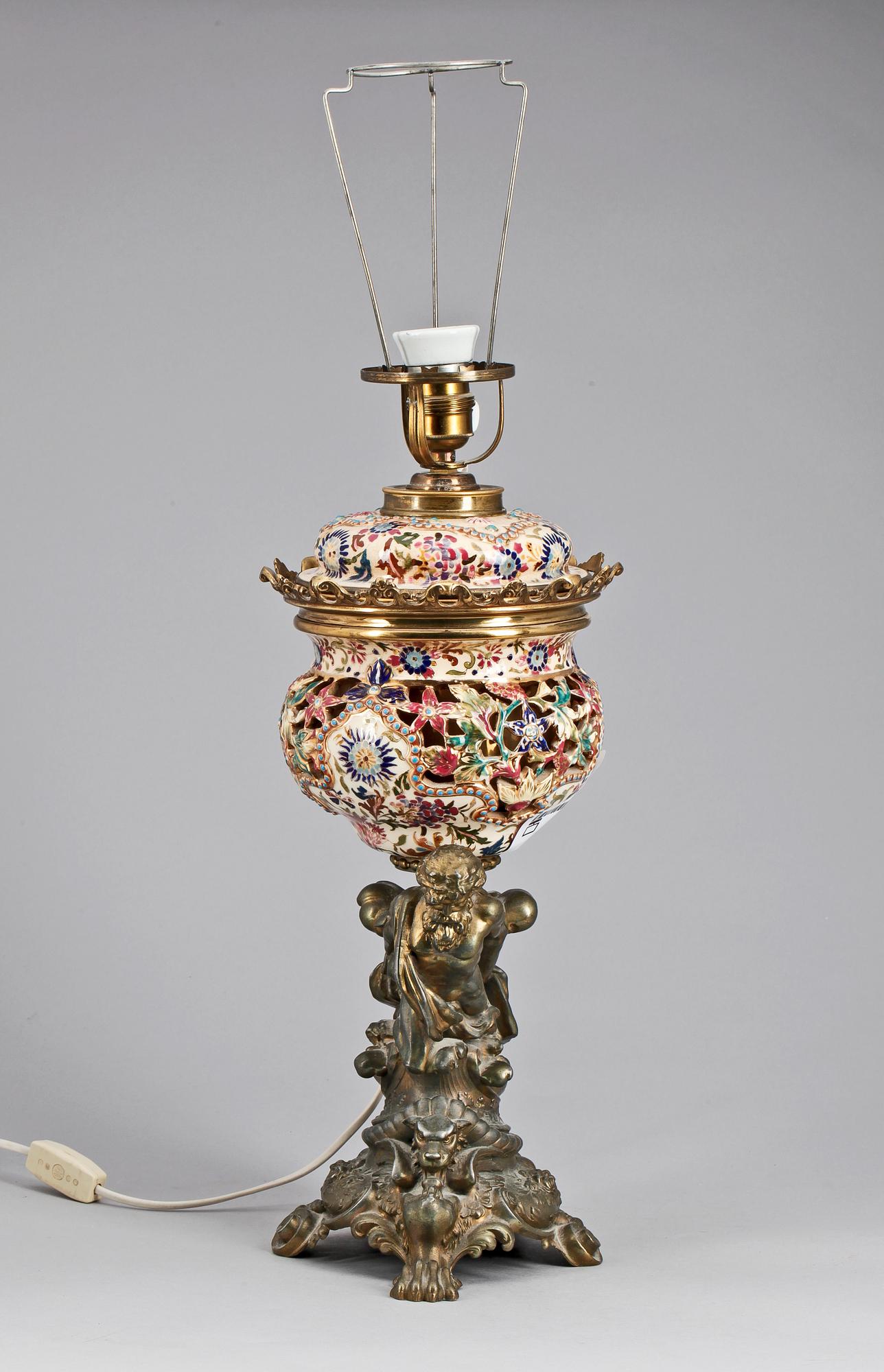 FOTOGENLAMPA, majolika. 1800-talets senare hälft.