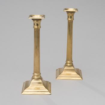 LJUSSTAKAR, ETT PAR, mässing, England sent 1700-tal.