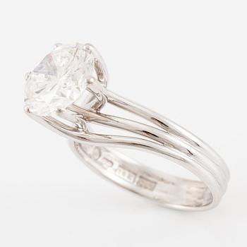 A ring in 18K white gold set with a round brilliant-cut diamond.