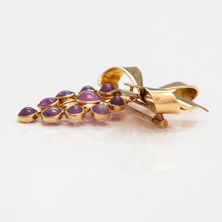 Oskar Pihl, An 18K gold brooch with pink star sapphires. A Tillander, Helsinki 1951.