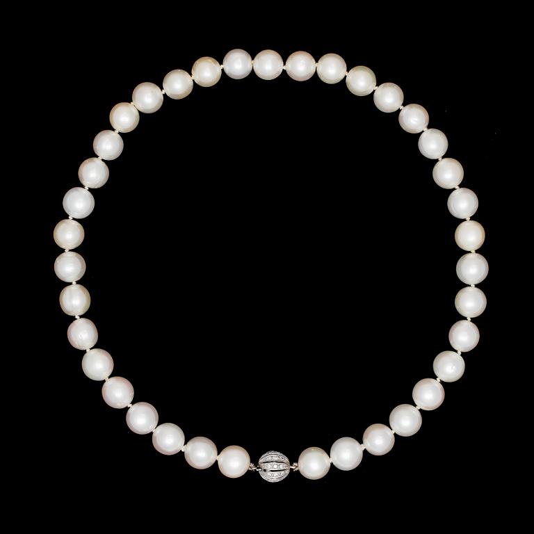 NECKLACE, cultured fresh water pearls, 11,4 mm, clasp set with brilliant cut diamonds, tot. app. 0.50 cts. Lantz.