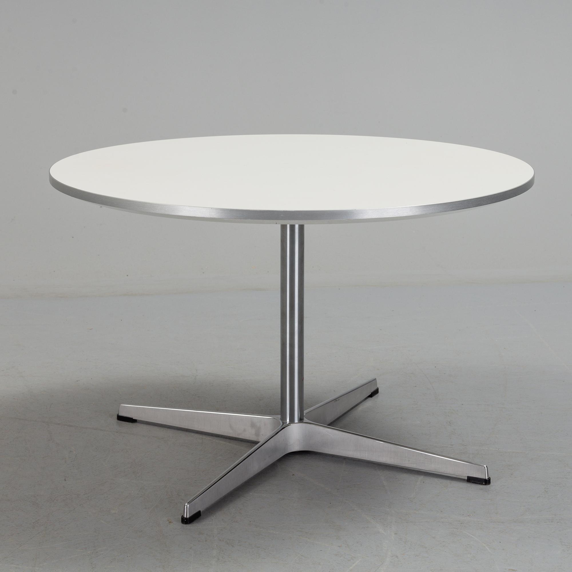 ARNE JACOBSEN, barngrupp, 4 stolar samt bord, Fritz Hansen.