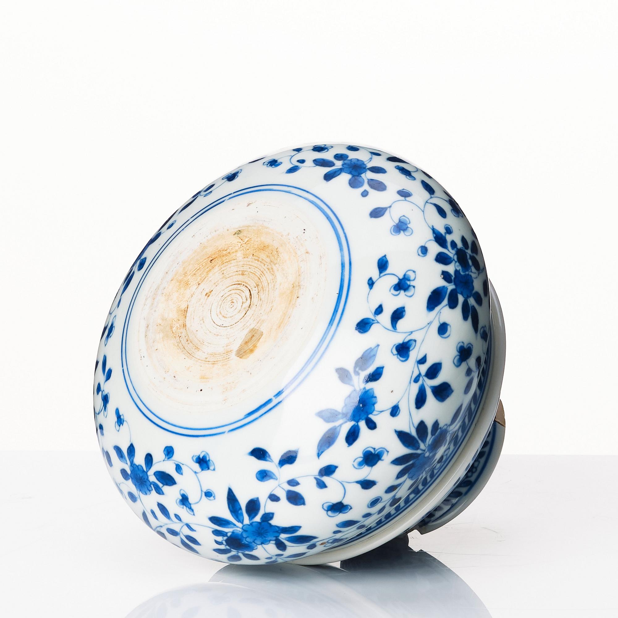 A blue and white vase, Qing dynasty, Kangxi (1662-1722).