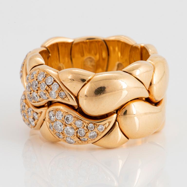 A Chopard "Casmir" ring in 18K gold set with round brilliant-cut diamonds.