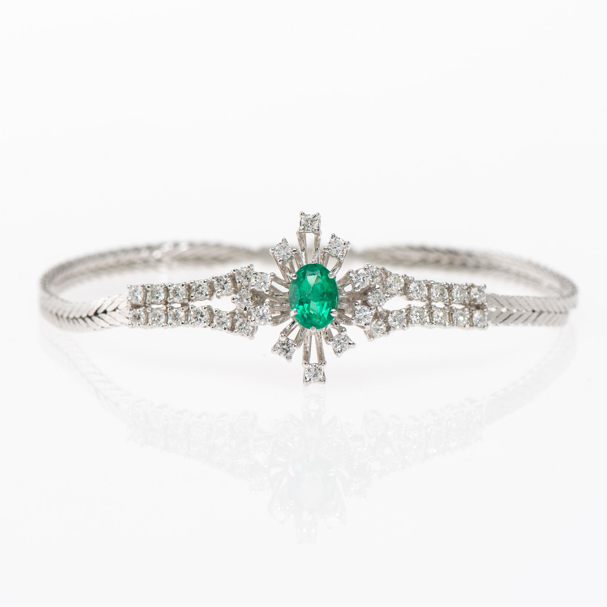 ARMBAND, 18K vitguld, smaragd, briljantslipade diamanter. Vikt ca 14,4 g.