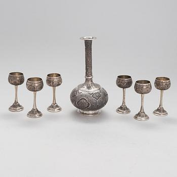 Karahvi ja jalallisia pikareita, 6 kpl, itämaista hopeaa, 1900-luvun alkupuoli.