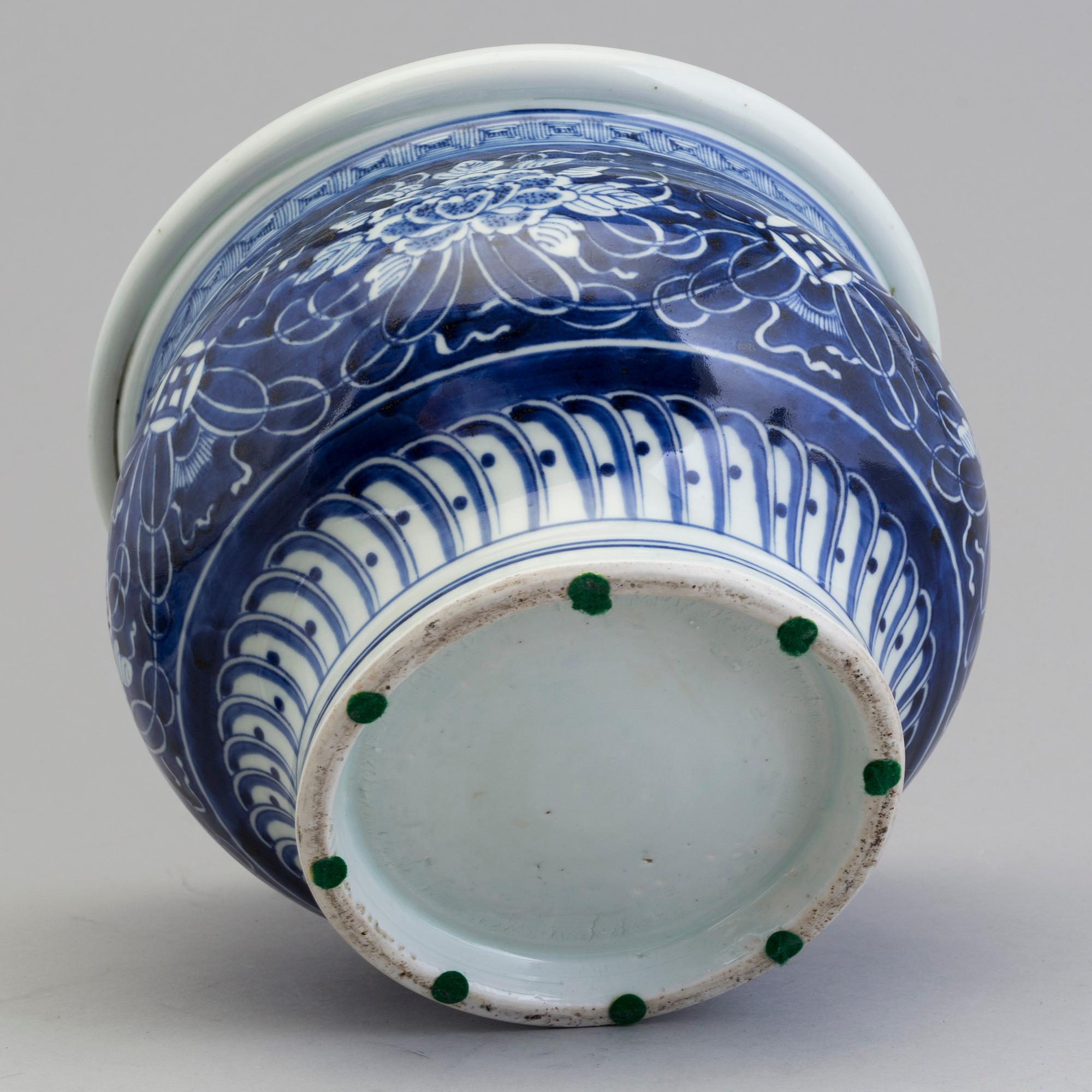 A large Chinese blue and white porcelain tureen with cover, Qing dynasty, 19th century.