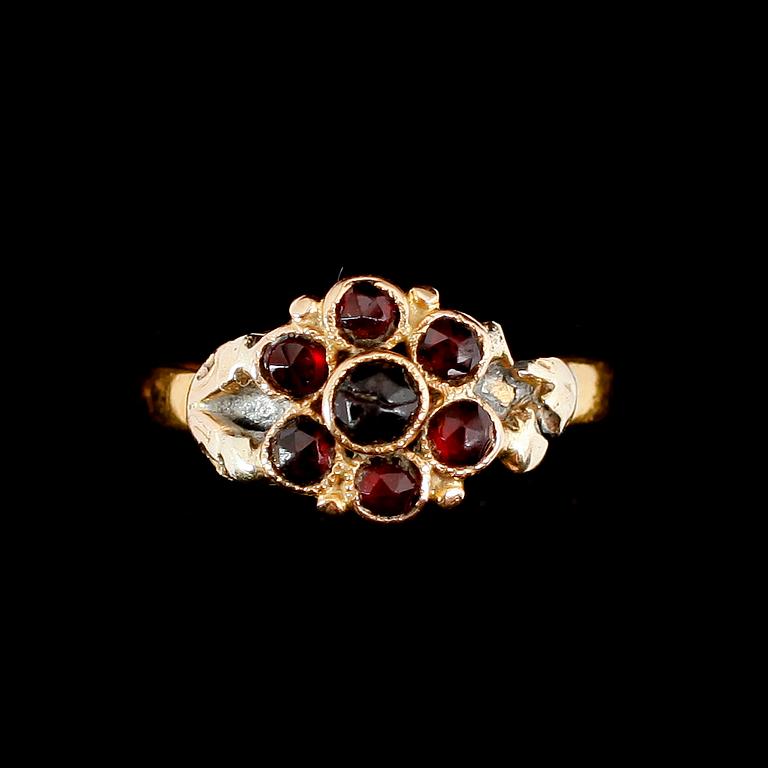 RINGAR, 2 st, 18 och 23 k guld, 1833 och 1902. Total vikt ca  6 gram.