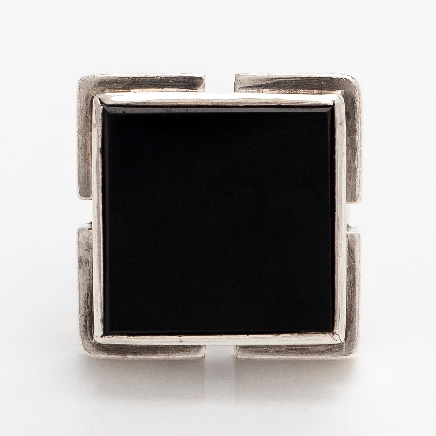 Helge Narsakka, sormus, hopeaa ja onyksi, Lahti 1963.