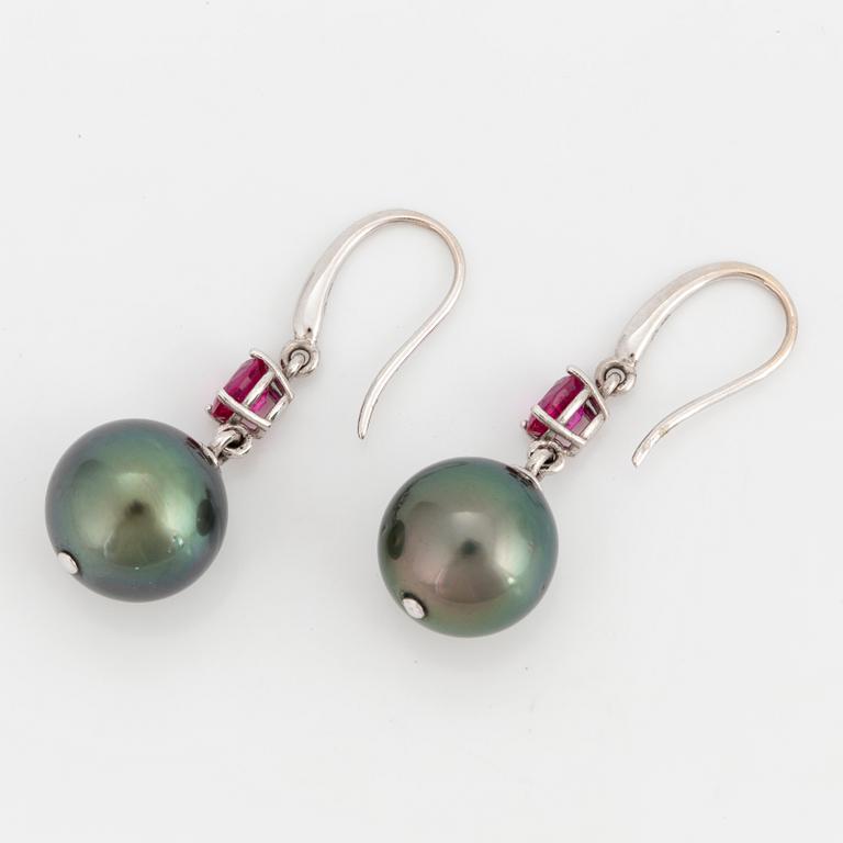 EARRINGS, 18K white gold with pink sapphires and Tahiti pearls.