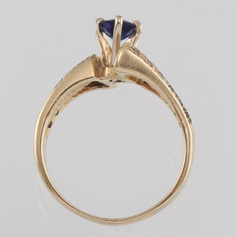RING, 14K guld med ovalslipad blå safir samt 22 briljantslipade diamanter. Vikt 4,9 gram.