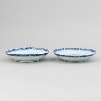 A pair of blue and white dishes, Ming dynasty (1368-1644).