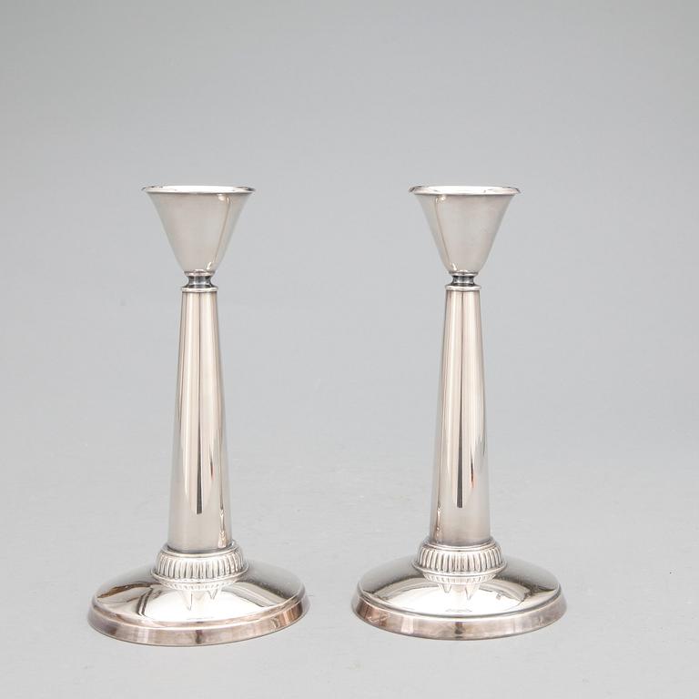 LJUSSTAKAR, ett par. Silver. Ainar Axelsson, GAB, Stockholm, 1956. Totalvikt: ca 324 gram.