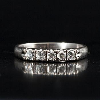 RING, 18K vitguld, 5 briljantslipade diamanter tot. 0,30 ct. Vikt 3,2 g.