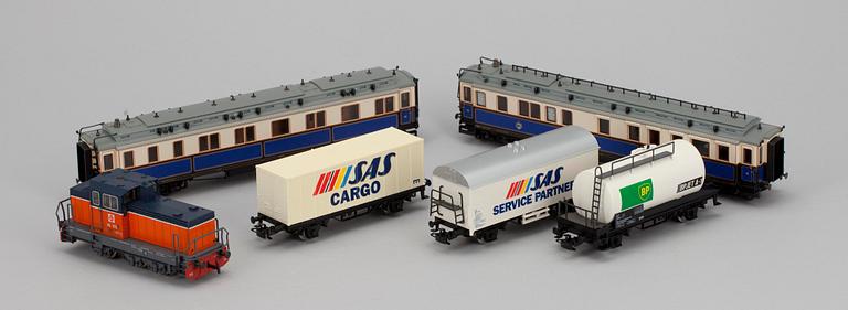 LOK, samt VAGNAR, 5 st, Märklin HO 2681, 2839.