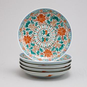 A set of five Chinese porcelain plates, 20th century.