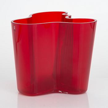 Alvar Aalto, a '3030' glas vase signed Alvar Aalto Iittala.