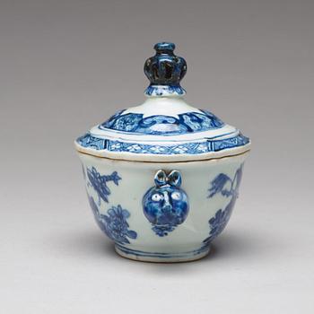 A blue and white butter tureen with cover and stand, Qing dynasty, Qianlong (1736-95).