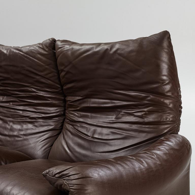 A Vico Magistretti leather sofa, "Maralunga" Cassina, Italy 20th century latter part.