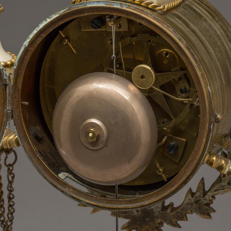 BORDSPENDYL, v Michel-Francois Piolaine (mästare i Paris 1787). Frankrike, Louis XVI, omkring 1800.