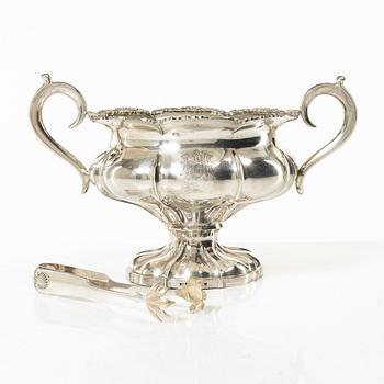 A sugar bowl with sugar tongs, silver, marks of Finlands Guldsmeds ab, Turku 1913 and Kuopios Guldsmed Ab, Oulu 1929.