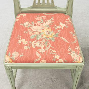 Six painted Gustavian style chairs, late 20th Century.
