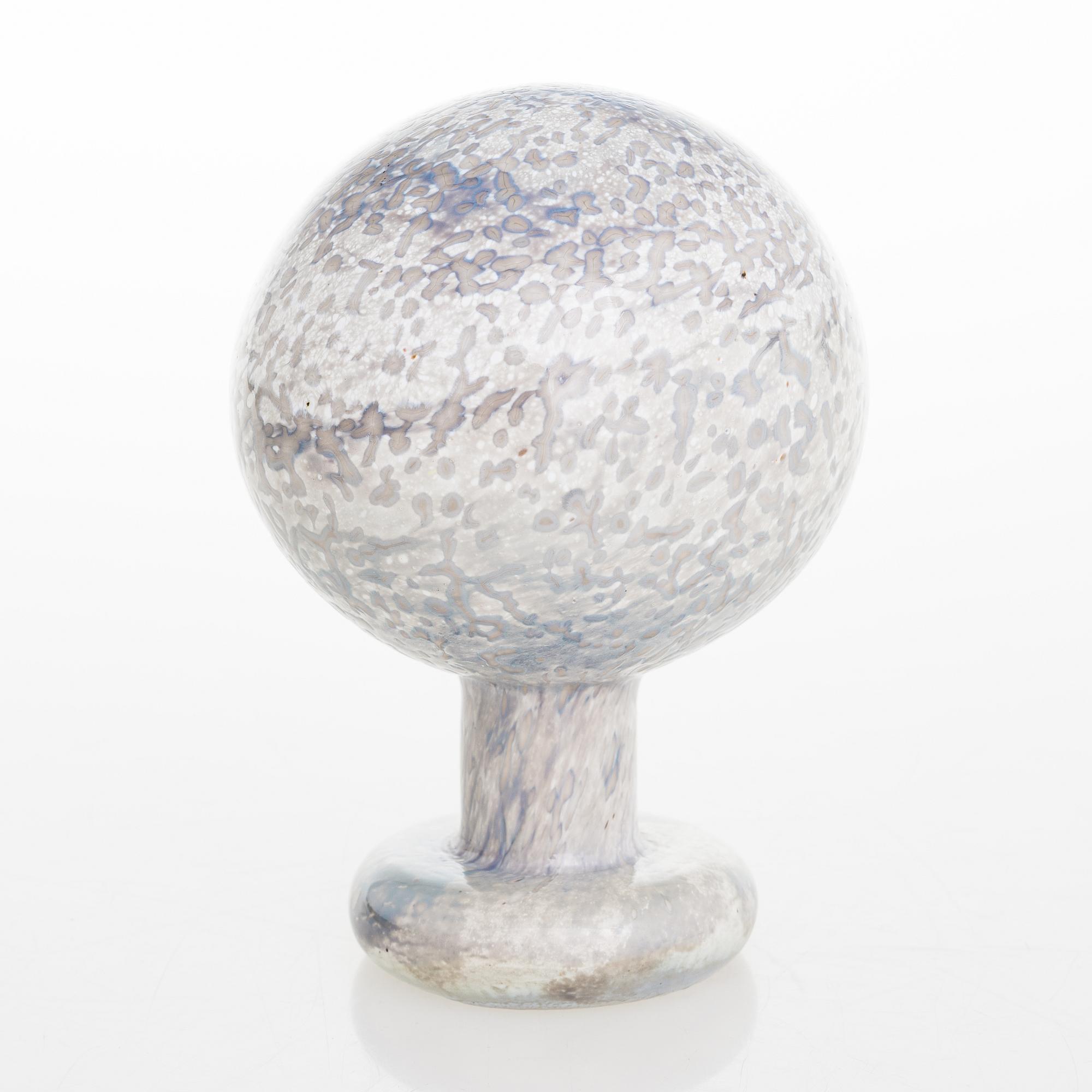 OIVA TOIKKA, a glass sculpture signed O. Toikka Nuutajärvi.