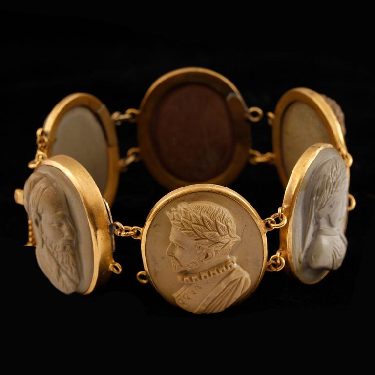 ARMBAND, 6 lavacameer infattning i gulmetall, 1800-tal.