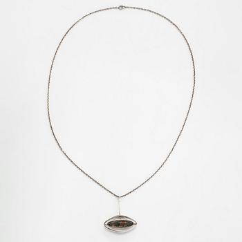 Elis Kauppi, halsband, silver och mossagat. Kupittaan kulta, Åbo 1965.