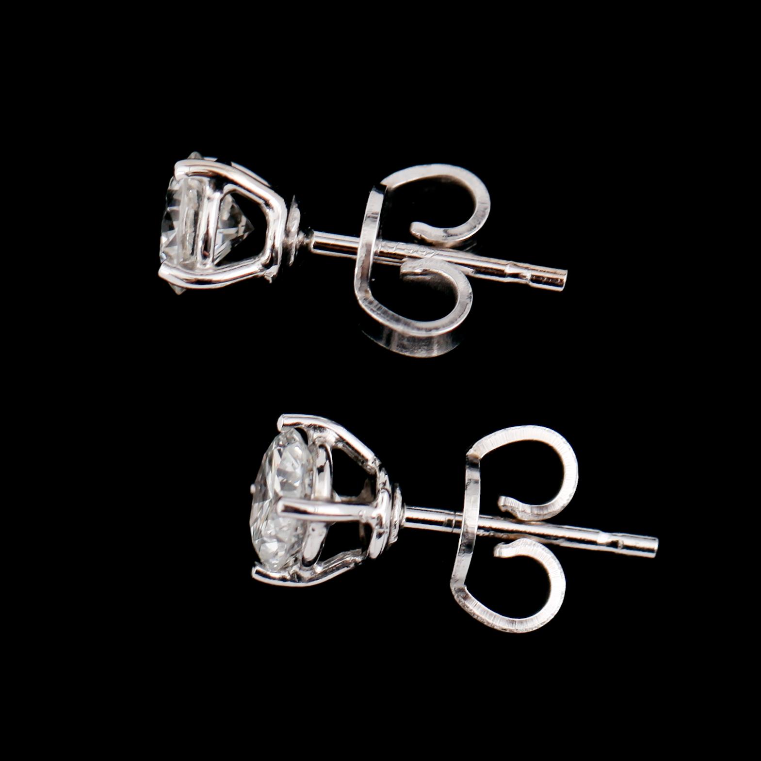ÖRHÄNGEN, 1 par, 18 k vitguld, 2 solitära briljantslipade diamanter totalt 0.94 ct.