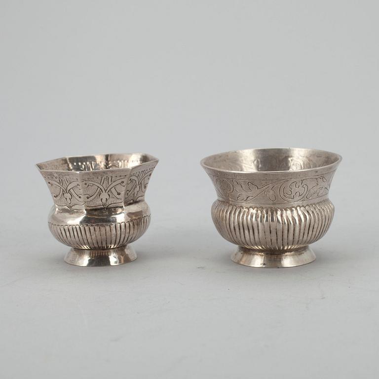 TSCHARKOR, 2 st, silver Moskva 1750-tal, den andra med otydlig stämplar, 1700-tal. Vikt tot. 51,9 g.