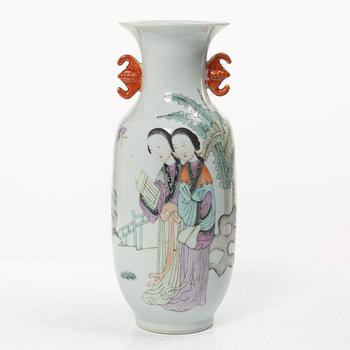 A Chinese porcelain vase, 20th century.