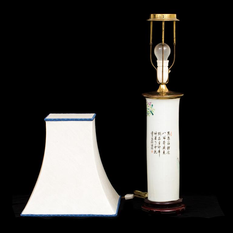 BORDSLAMPA, porslin, Kina, 1900-talets andra hälft.