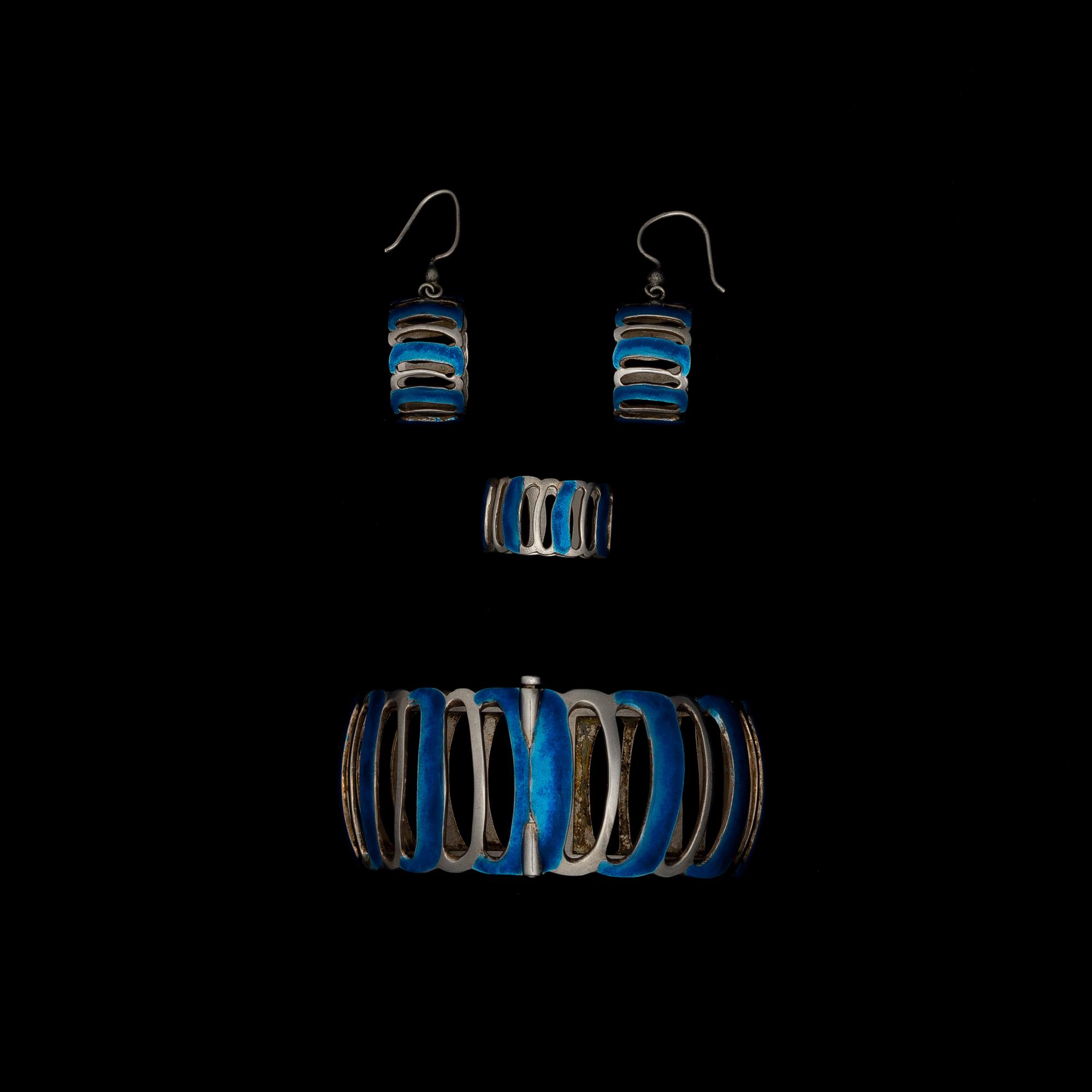 JAANA LEHTINEN, ARMBAND, RING SAMT ÖRHÄNGEN, sterlingsilver, emaljering, A. Tillander 1974.