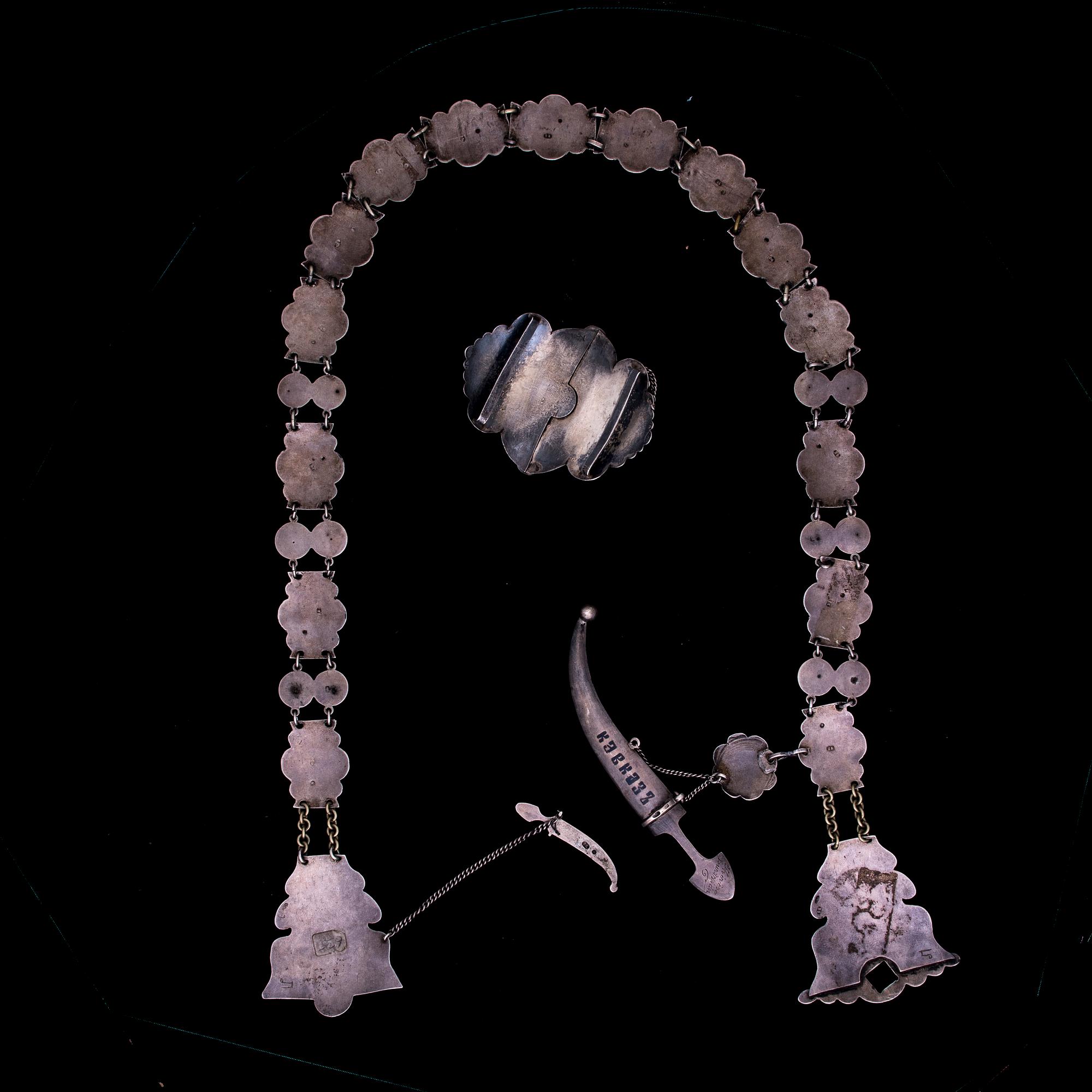 BÄLTE OCH BÄLTESPÄNNE, silver och niello, Ryssland, Kaukasus ca 1900.