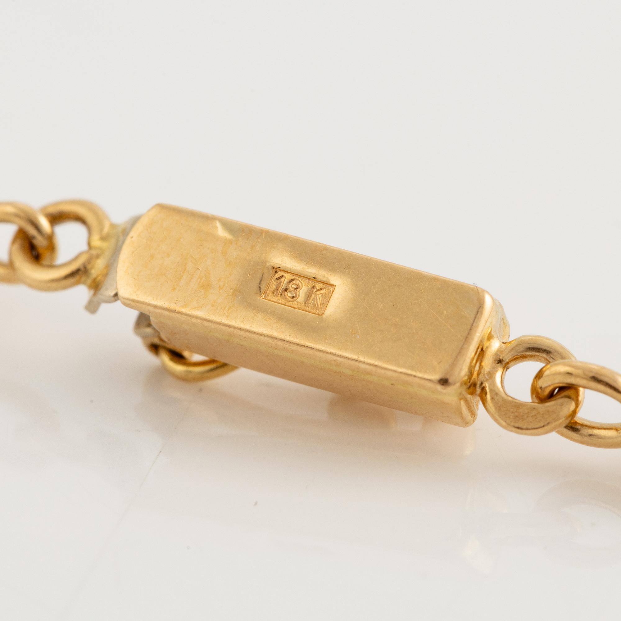 Necklace 18K gold with a round brilliant-cut diamond.