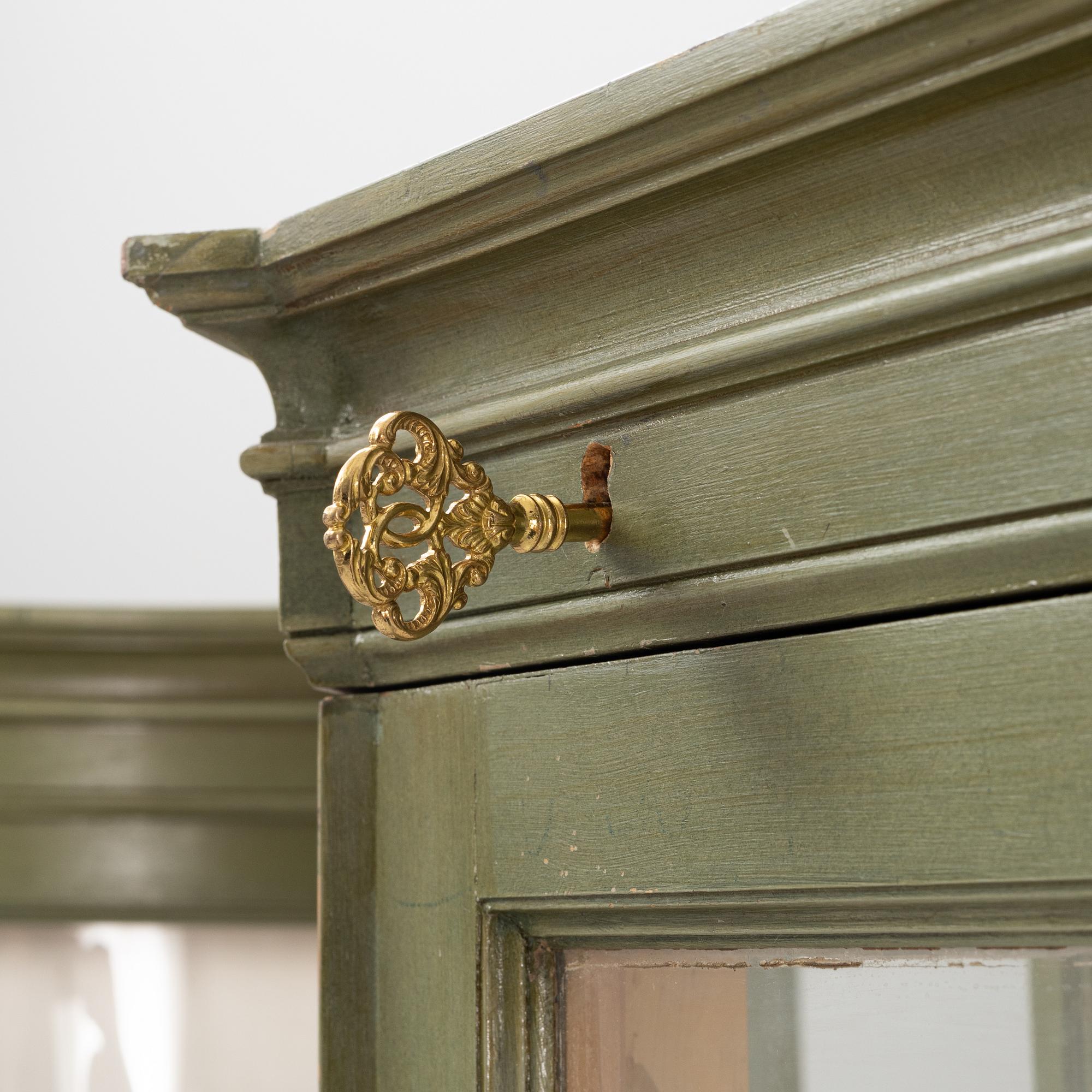 A pair of painted display cabinets, first half of the 20th Century.