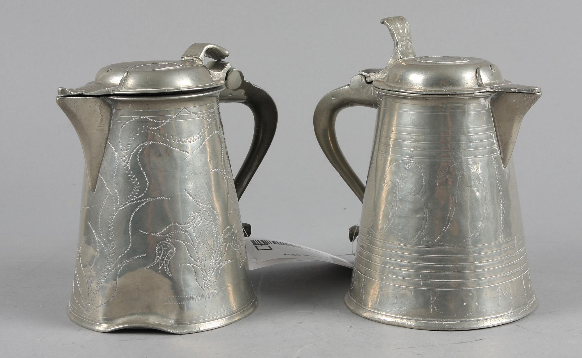 SKÄNKKANNOR, 2 st, tenn, 1800-talets slut.