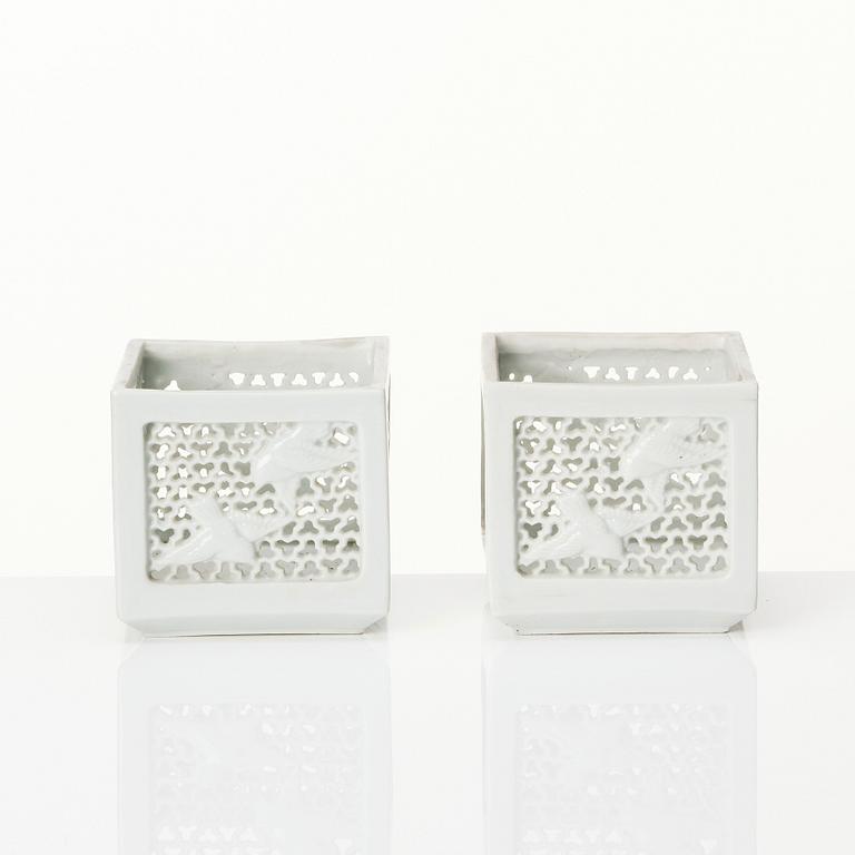 Lyktor, två stycken, porslin. Japan, sekelskifte 1900.