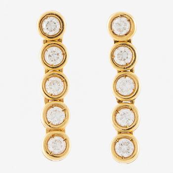 Örhängen, ett par, 18K guld med briljantslipade diamanter.
