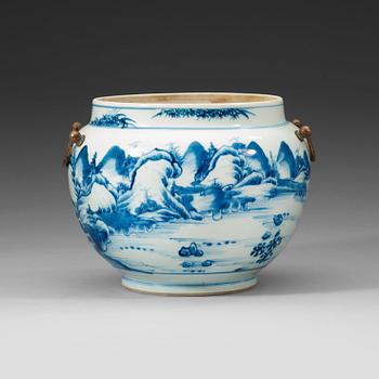 632. A blue and white pot, Qing dynasty, 19th century.