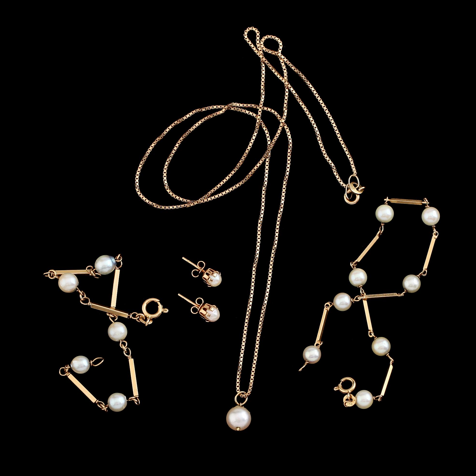 ARMBAND, 2 st, KEDJA MED HÄNGE samt ÖRHÄNGEN, 1 par, 18 k guld med odlade pärlor.