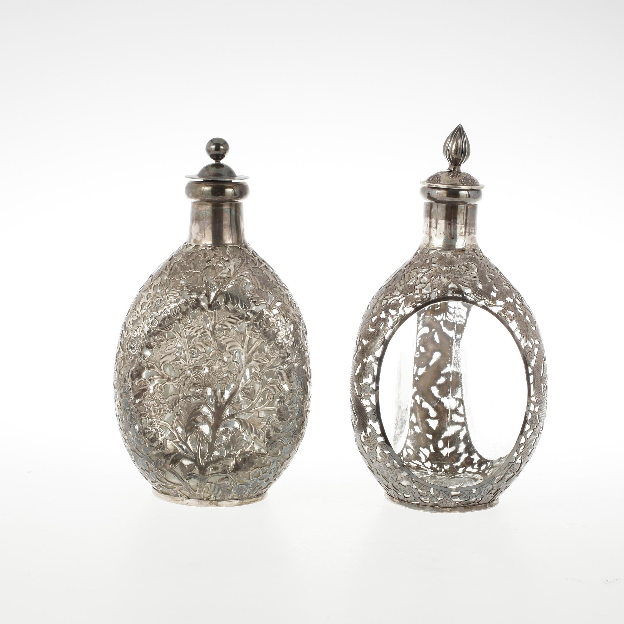 FLASKOR, 2 st, glas och silver, Kina, 1900-tal.