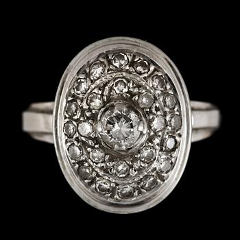 RING, 18k vitguld med diamanter mittsten ca0,22ct, mindre diamanter tot ca0,24ct. Vikt 5,8g.