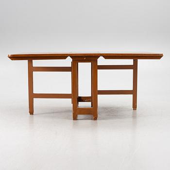 A drop-leaf table, 19th century.