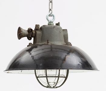 INDUSTRILAMPA, plåt, 1900-talets mitt. H 35(exkl kedja).