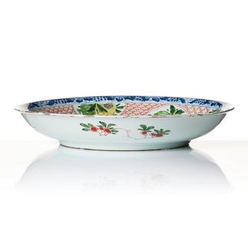 A large famille verte dish, Qing dynasty, Kangxi (1662-1722).