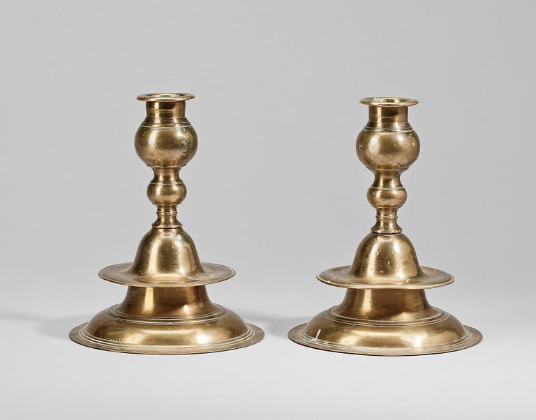 LJUSSTAKAR, ett par, mässing, barock, 1600-talets slut.